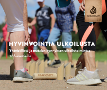 Ryhmä +65- vuotiaita pelaa yhdessä Mölkkyä hiekkakentällä. Lähikuva on otettu jaloista ja kuvassa näkyy myös Mölkky palikoita.